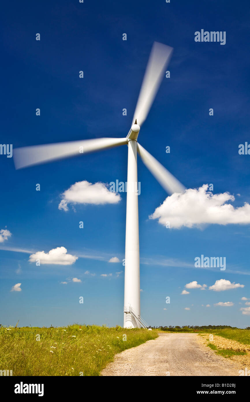 Seule éolienne de pales tournant contre un ciel d'un bleu profond sur une ferme éolienne côtière dans l'Oxfordshire, Angleterre, RU Banque D'Images