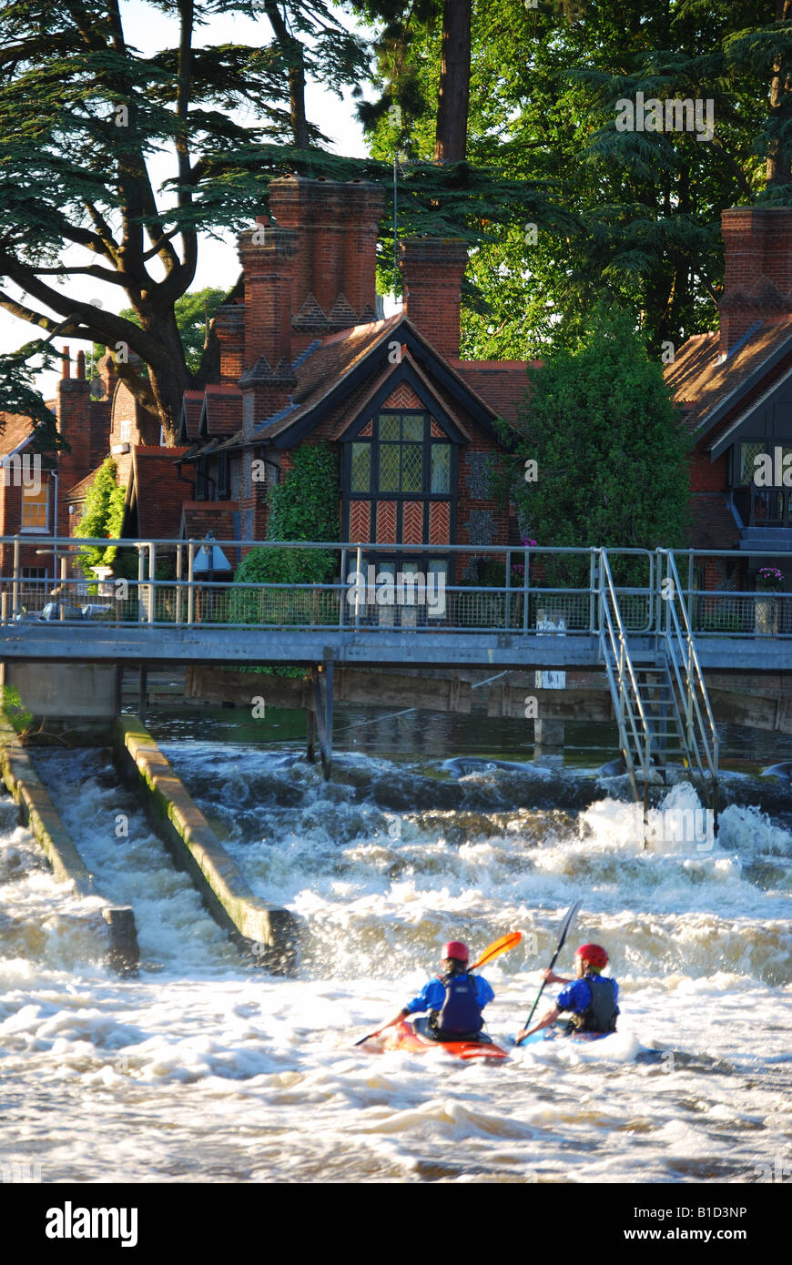 Canoests dans l'eau des rapides, Tamise, Marlow, Buckinghamshire, Angleterre, Royaume-Uni Banque D'Images