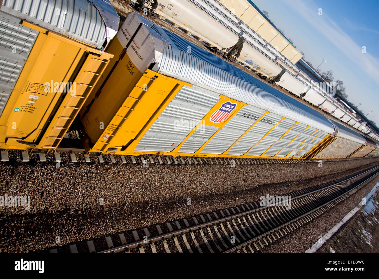 Un train de transport (automobiles) autoracks se déplace dans Streator, IL sur le BNSF. Banque D'Images