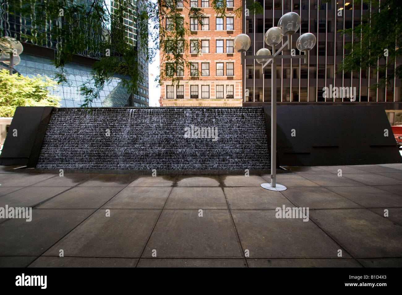 Sculpture en cascade en face du 70 Pine Street, Financial District, Lower Manhattan, New York City — une œuvre d'art public moderniste avec de l'eau en cascade. Banque D'Images