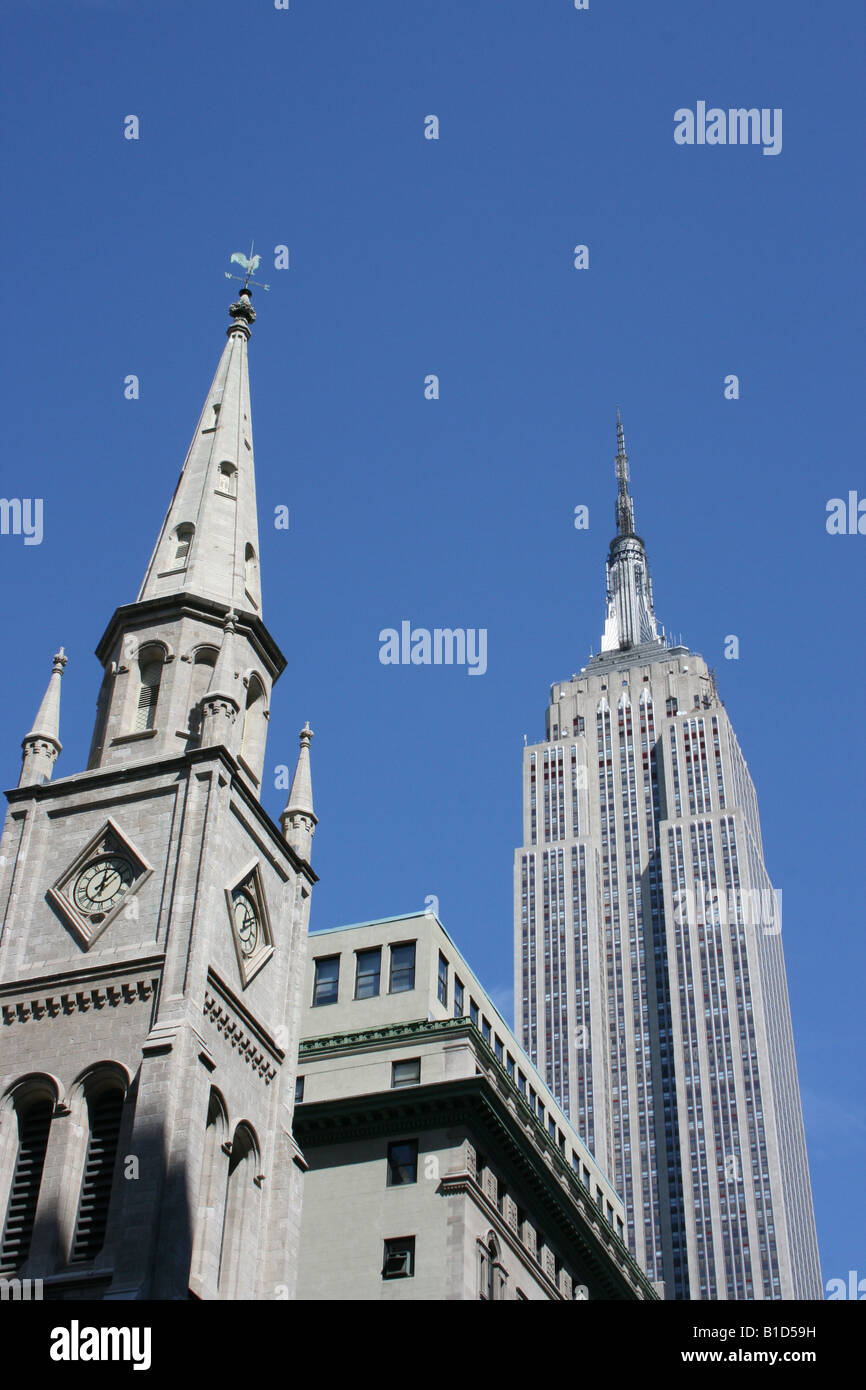 Clocher de l'église et l'Empire State Building dans le centre de Manhattan. Banque D'Images