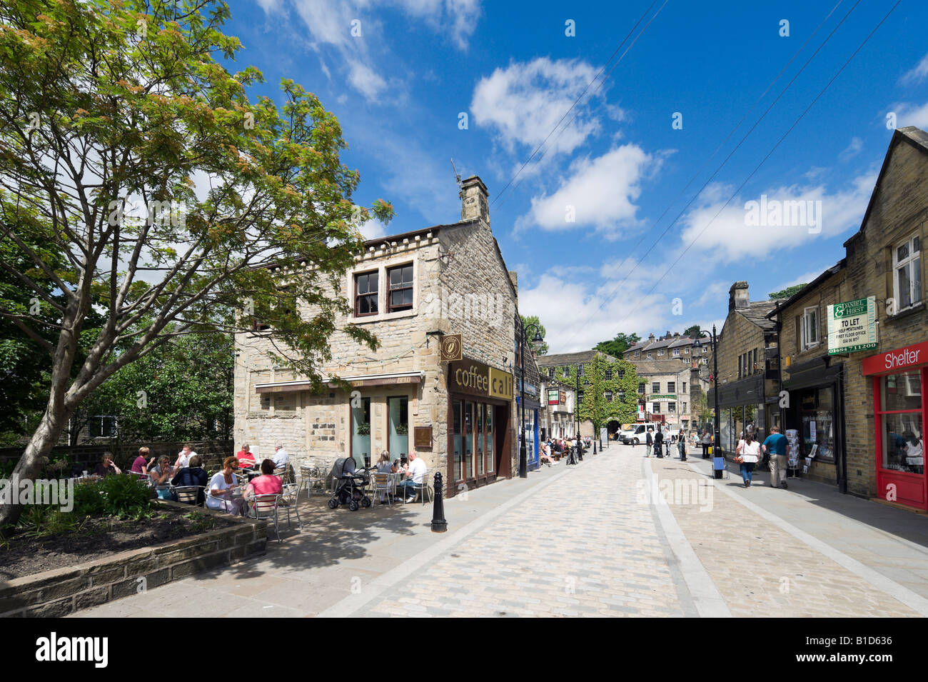 Café sur la chaussée Bridge Gate, du centre-ville, Hebden Bridge, Calder Valley, West Yorkshire, England, United Kingdom Banque D'Images