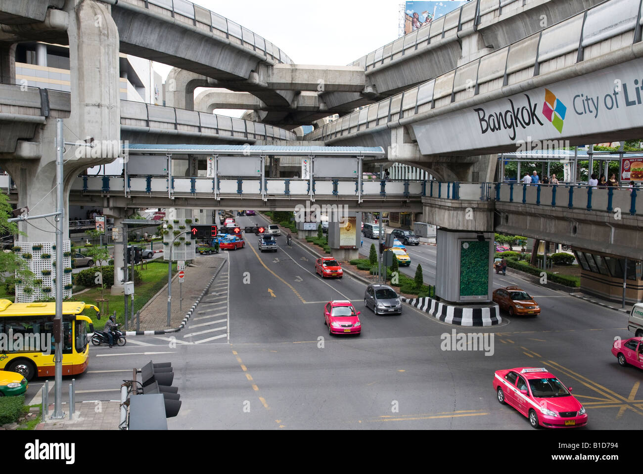 Thaïlande Bangkok Siam Junction Vue du dessus avec Rama I Road et de l'infrastructure de sky train Banque D'Images