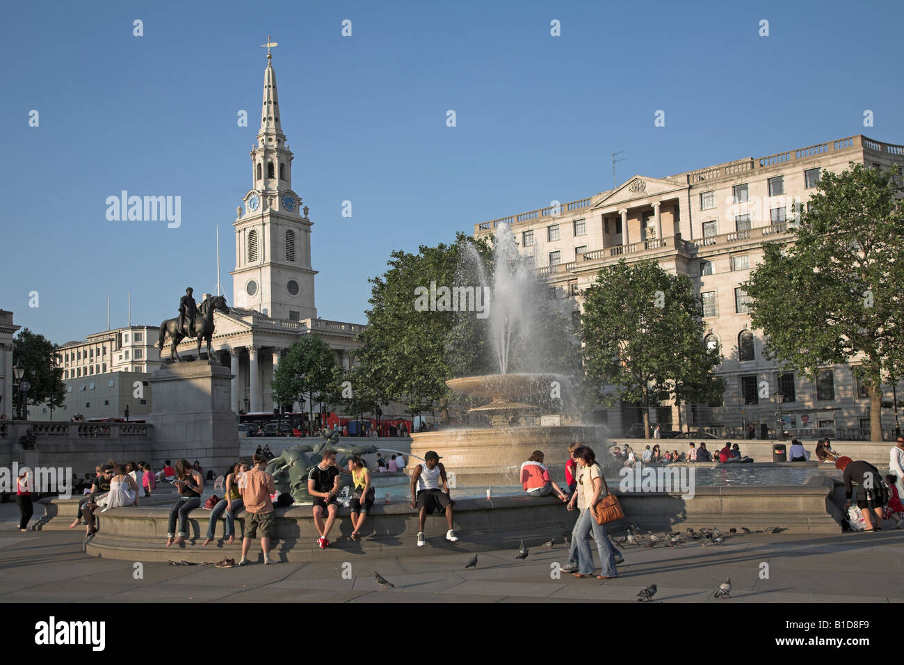 Fontaines de Trafalgar Square et de Saint Martin dans le domaine de l'église, Londres, Angleterre Banque D'Images