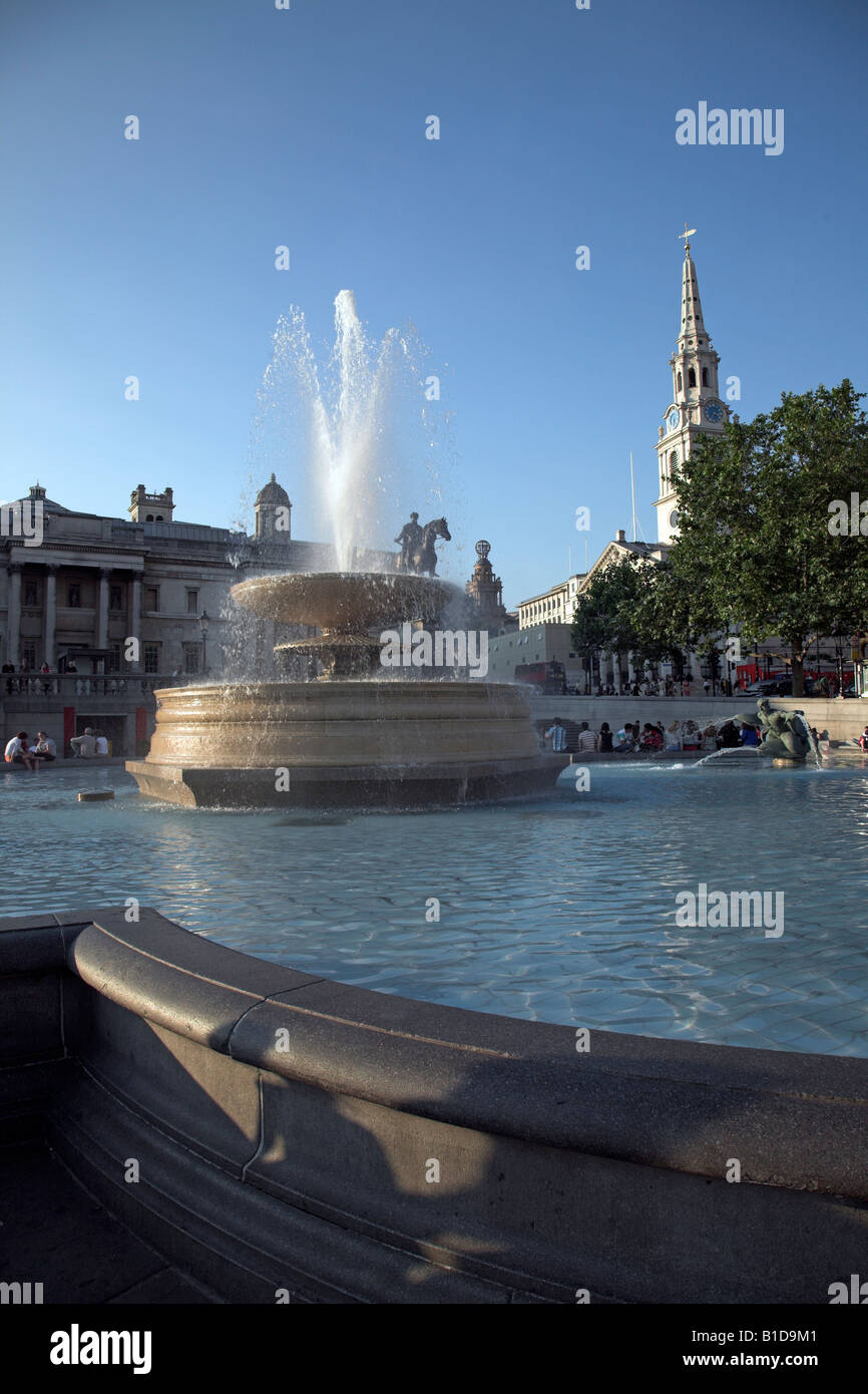 Fontaines de Trafalgar Square et de Saint Martin dans le domaine de l'église, Londres, Angleterre Banque D'Images