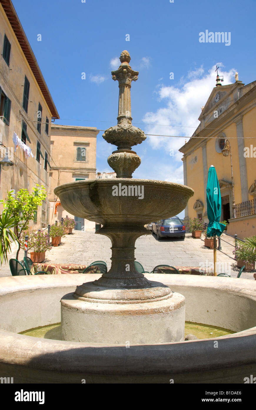 Fontaine dans la ville montagneuse de Rio nell'Elba Ile d'Elbe Toscane Italie Banque D'Images