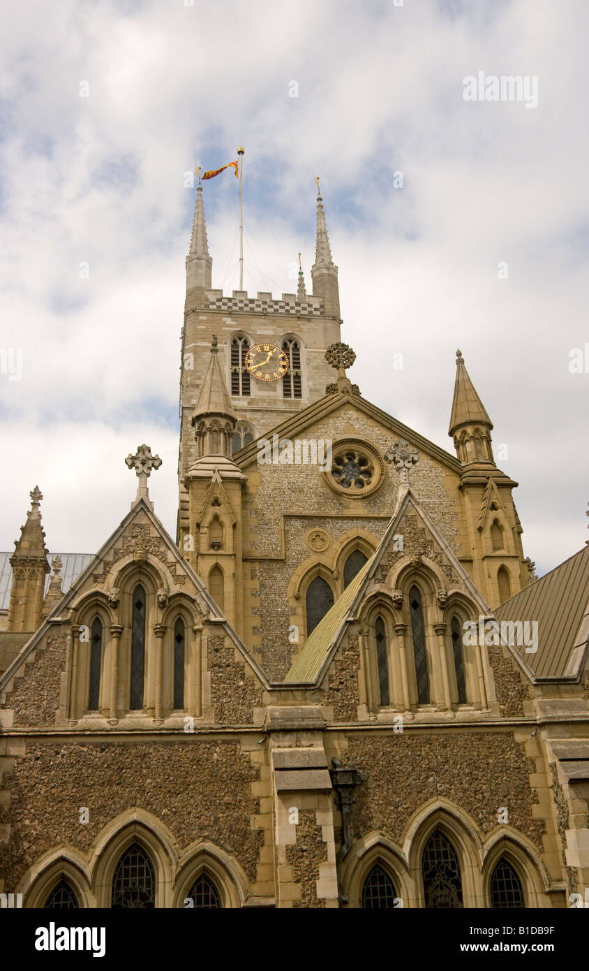 L'Est de l'aspect de la cathédrale de Southwark Borough High Street Londres le plus ancien édifice gothique de Londres Banque D'Images