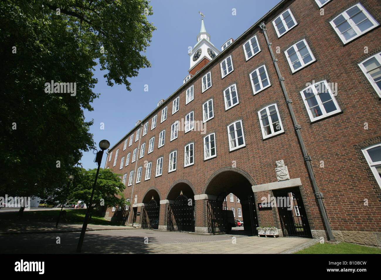 Ville de Winchester, en Angleterre. Hampshire County Council bâtiments situés en haut de la rue High Street Winchester. Banque D'Images