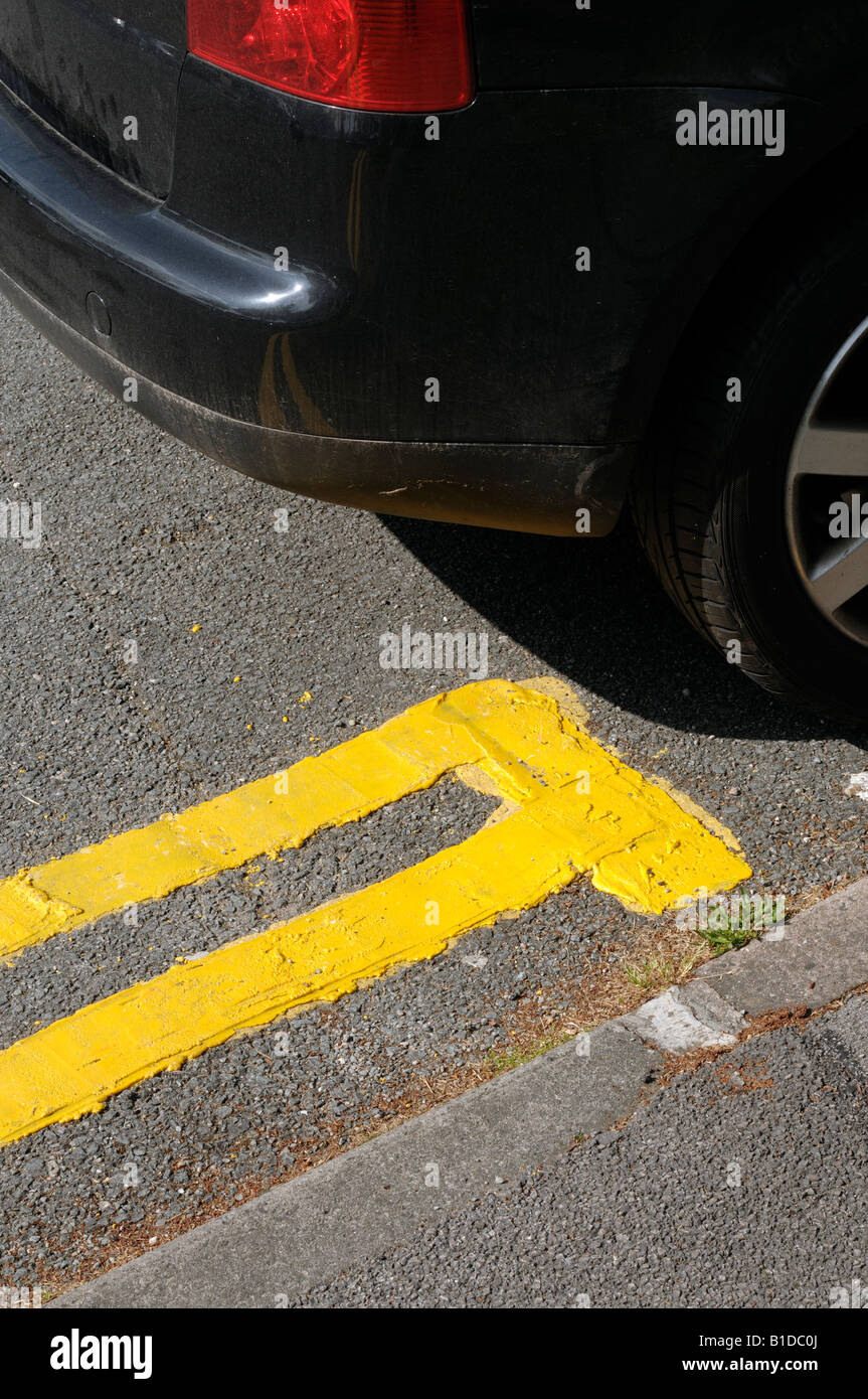 Près de la voiture garée sur double lignes jaunes Banque D'Images