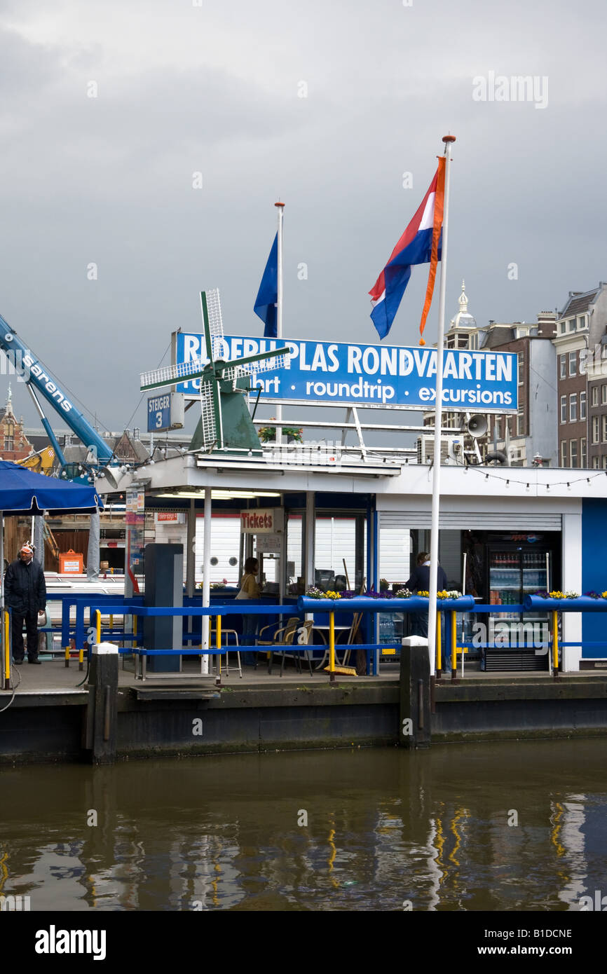 Bateau touristique , station d'Amsterdam Hollande Pays-Bas Banque D'Images