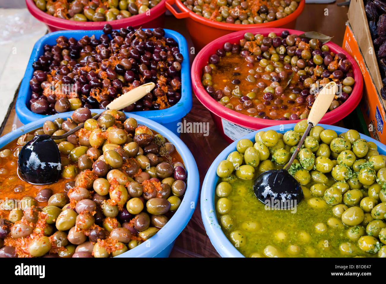 Différents types d'Olives farcies et dans les herbes en vente à Teror marché Gran Canaria Espagne Banque D'Images