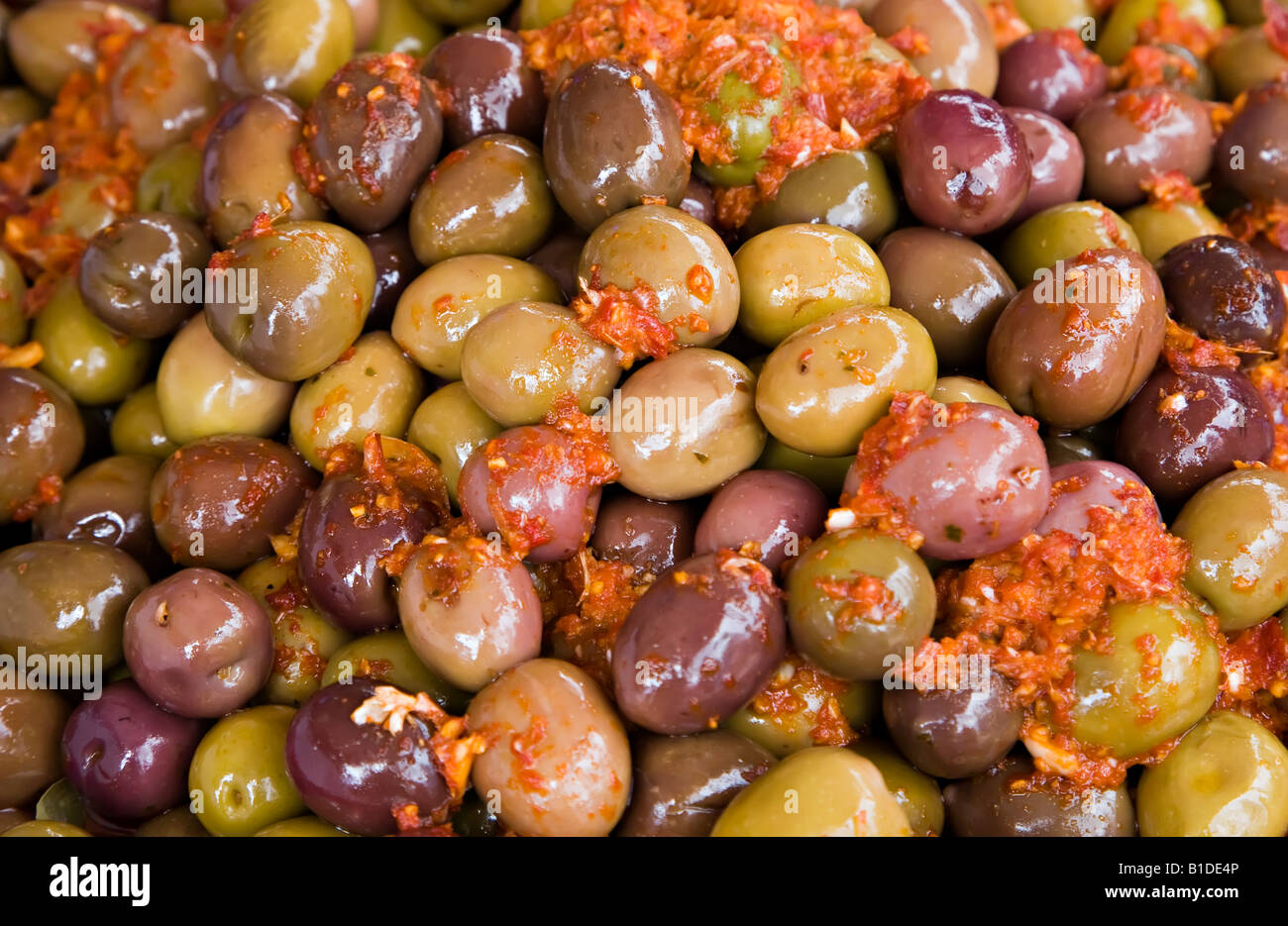Différents types d'olives dans les herbes sur vente à la Gran Canaria Espagne Banque D'Images