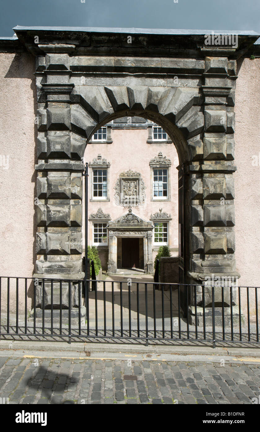 Argyll's Lodging, un dix-septième siècle dans la région de Stirling, Ecosse, vu à travers l'entrée de la rue arch Banque D'Images