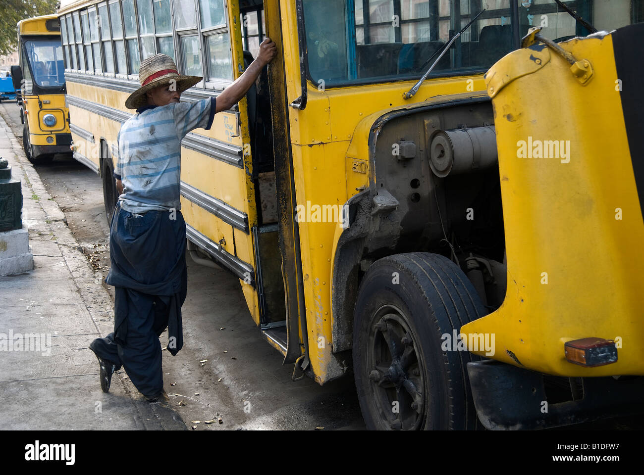 Chauffeur de bus dans la région de Barrio Chino, La Havane Banque D'Images