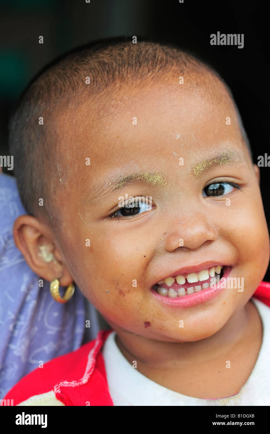 Une jeune fille thaïe heureux à Sangkhla Buri dans l'ouest de la Thaïlande. Banque D'Images