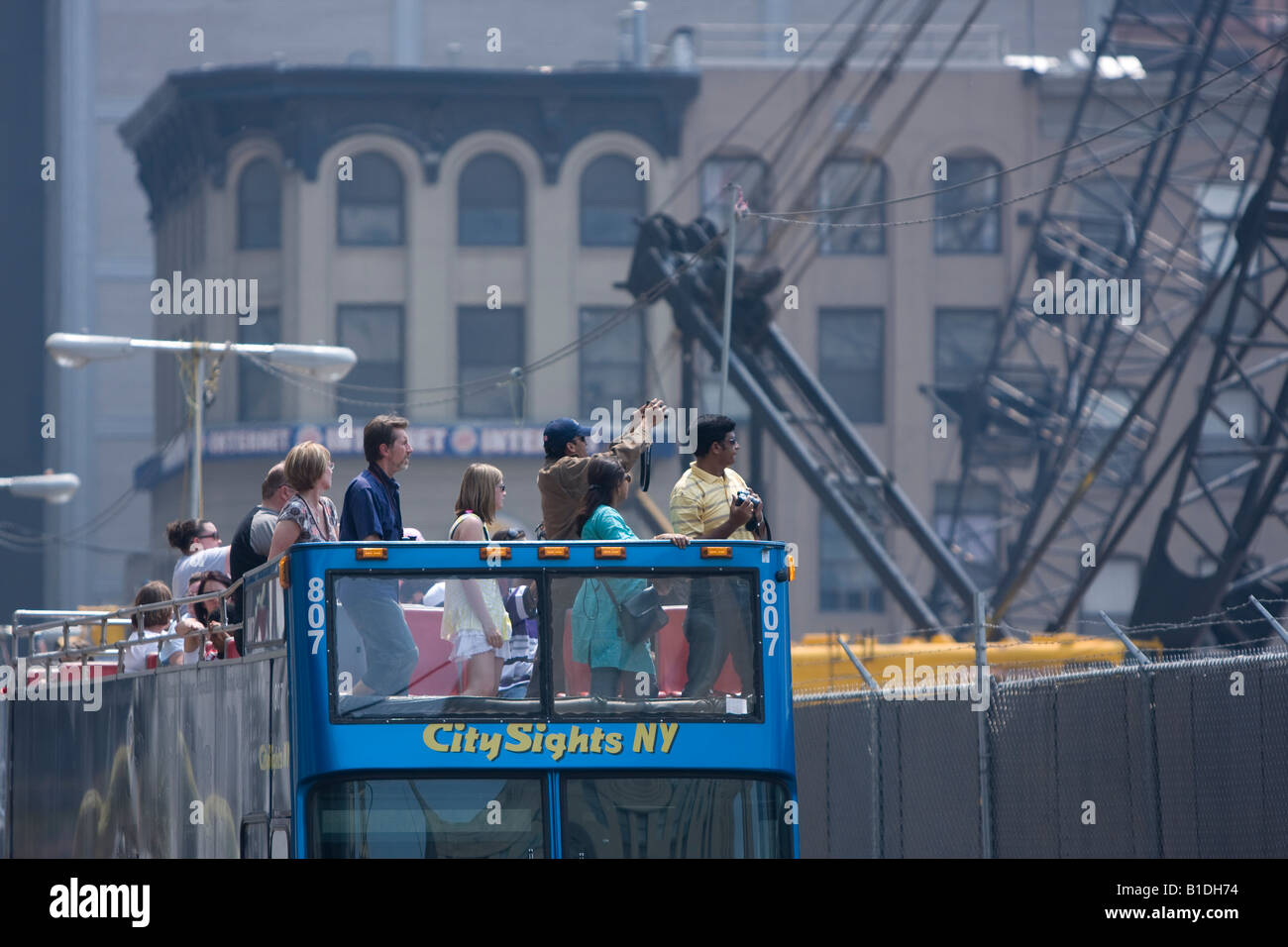 La souche de touristes pour découvrir le site de Ground Zero à Manhattan. Banque D'Images