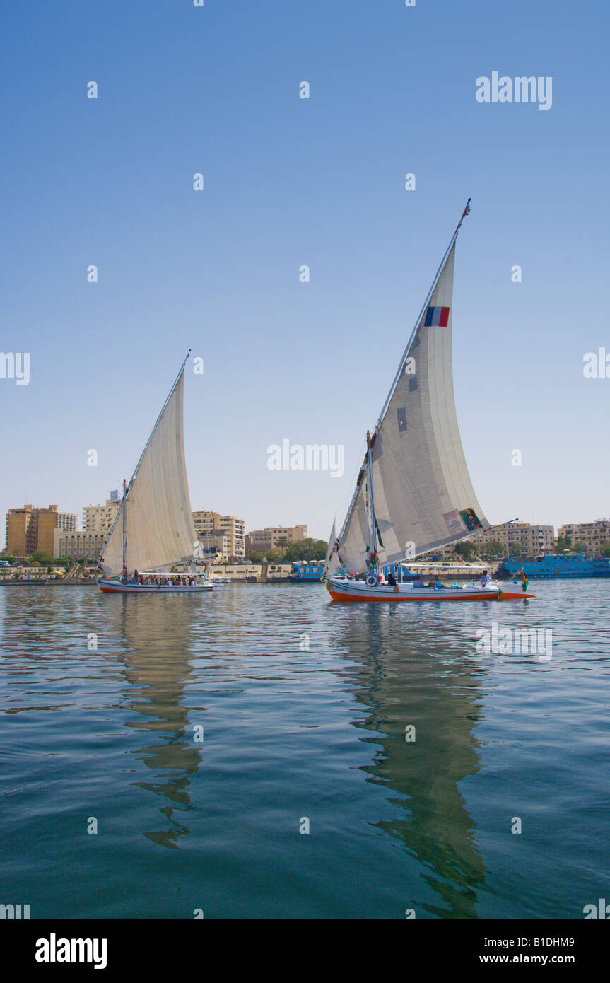 Deux felouques sur le Nil à Assouan Egypte Banque D'Images