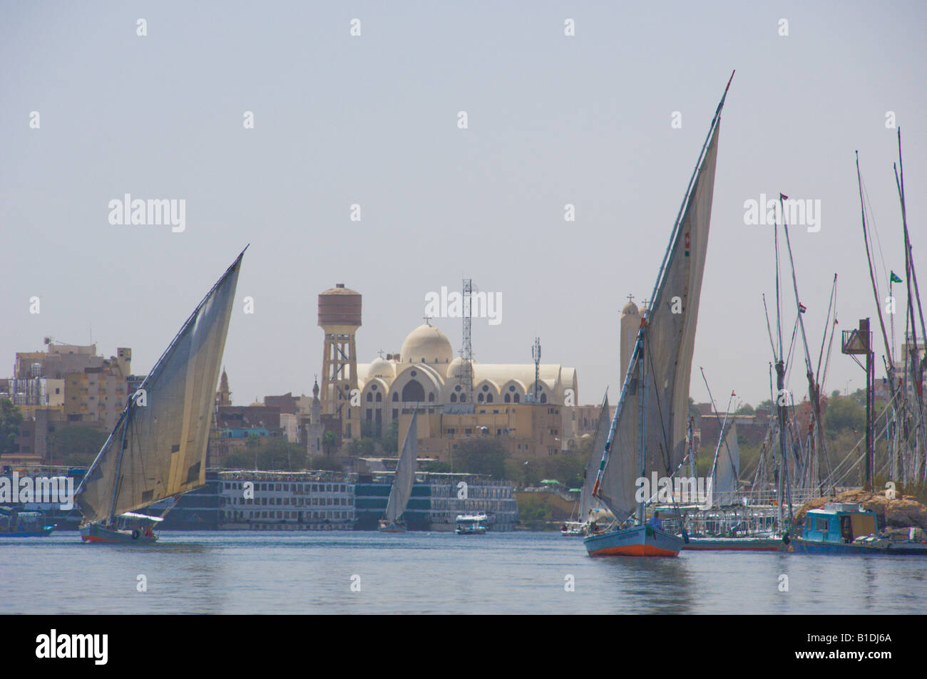 Trafic felouque et les toits d'Assouan sur le Nil en Egypte Banque D'Images
