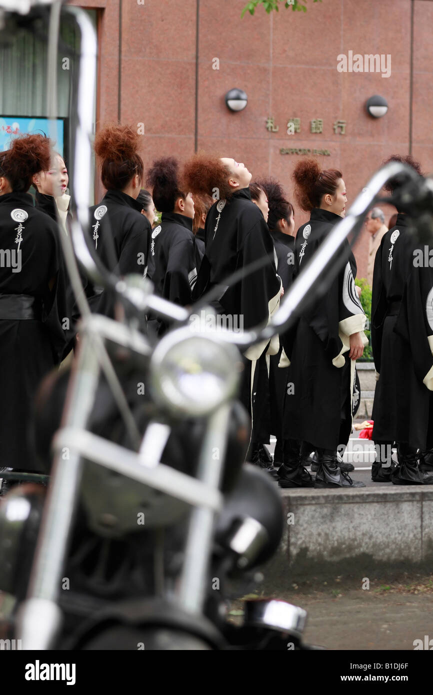 Un groupe de femmes Japonaises vêtues de costumes noirs qui participent à la 17e Festival de Danse Yosakoi Soran. Sapporo, Japon. Banque D'Images