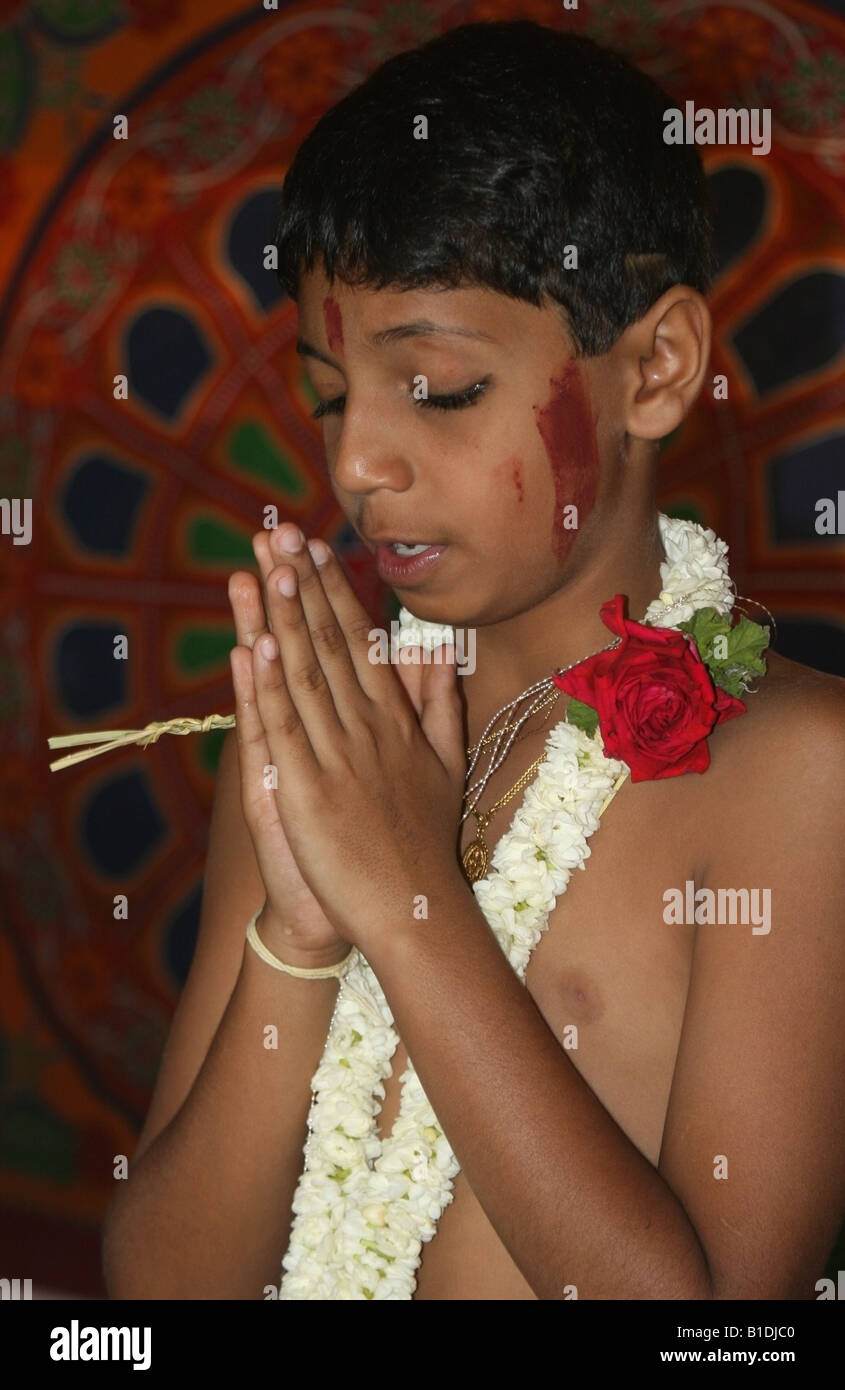 Jeune garçon hindou prie durant son Upanayanam ou fil sacré cérémonie , Inde Banque D'Images