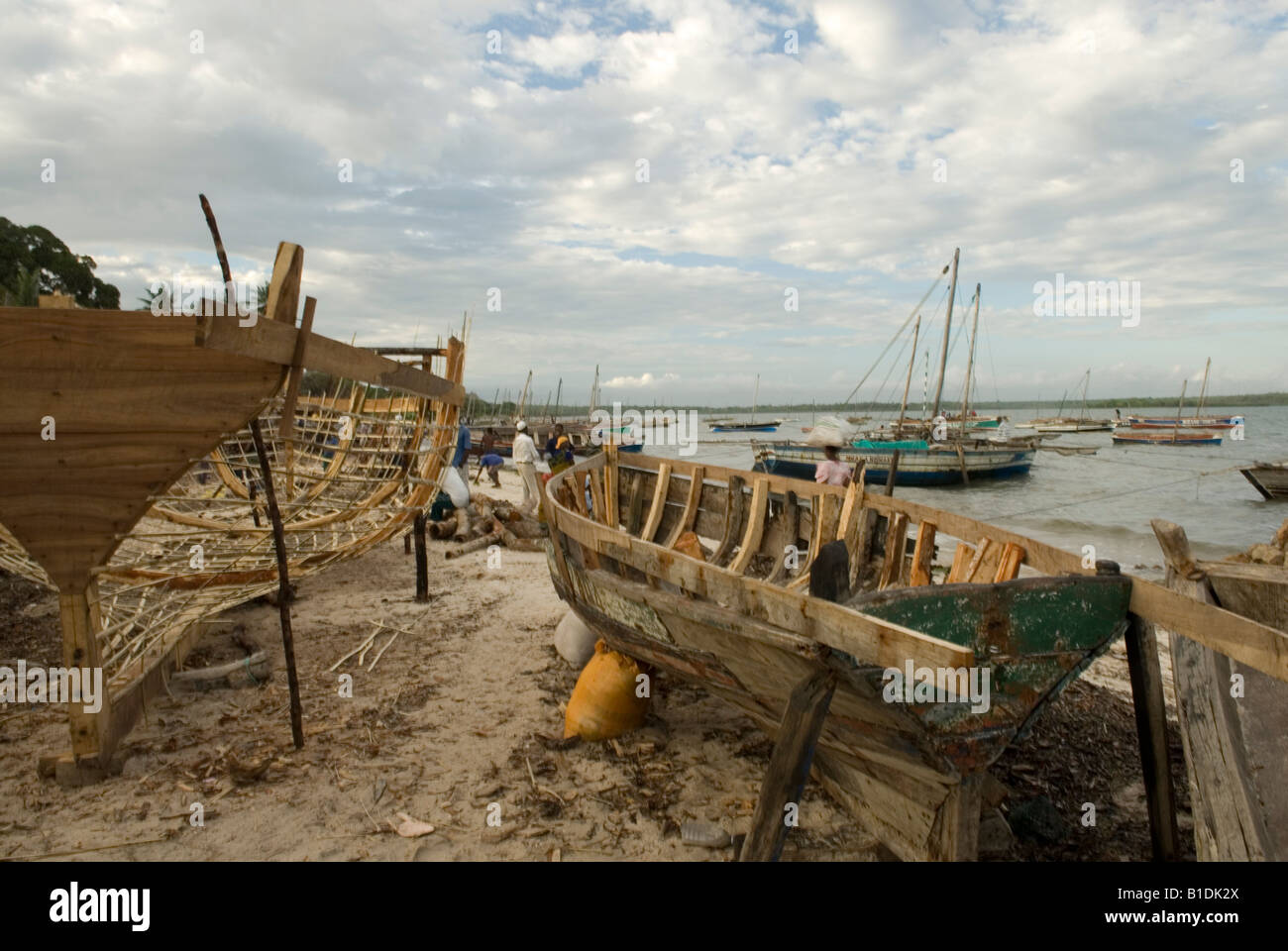 Les boutres anciens et nouveaux en cours de réparation ou de construction - sur la petite plage du port de Mocimboa da Praia, au Mozambique Banque D'Images