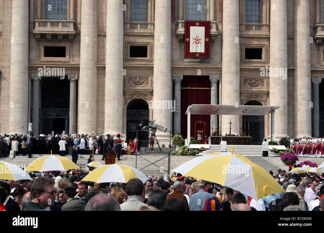 L'ITALIE, ROME, Vatican. Pèlerins sur une messe spéciale sur l'anniversaire de la mort de Jean Paul II le 02 avril 2008, conduit par le Pape Benoît XVI Banque D'Images