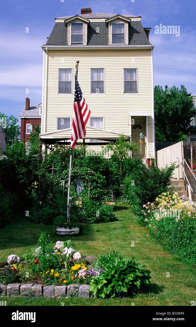 Une maison avec un jardin bien entretenu et un drapeau américain, Boston, Massachusetts Banque D'Images