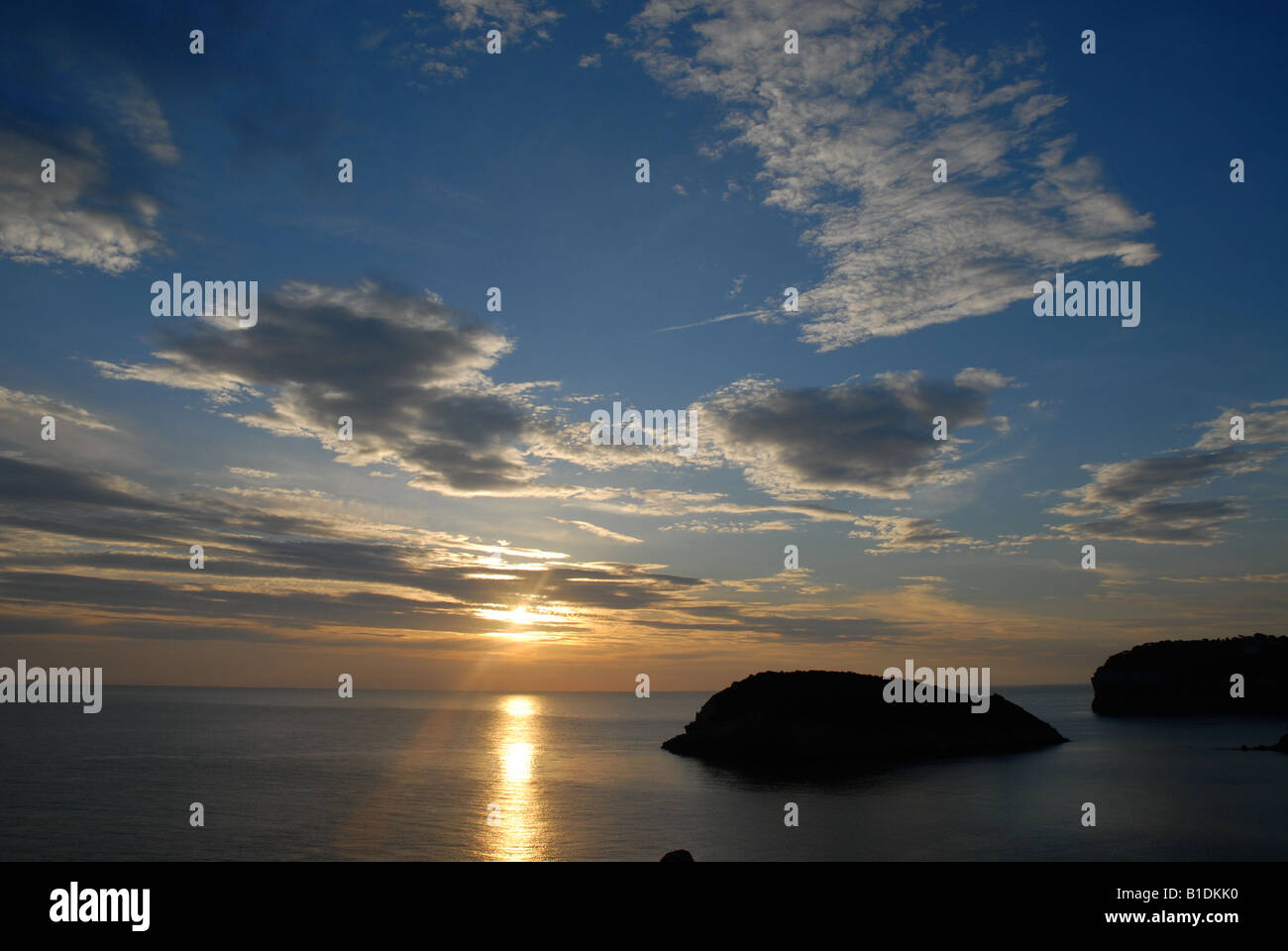 Voir à l'aube de la Prim, Cabo de San Martin de l'île de Portichol, Javea, Alicante Province, Comunidad Valenciana, Espagne Banque D'Images