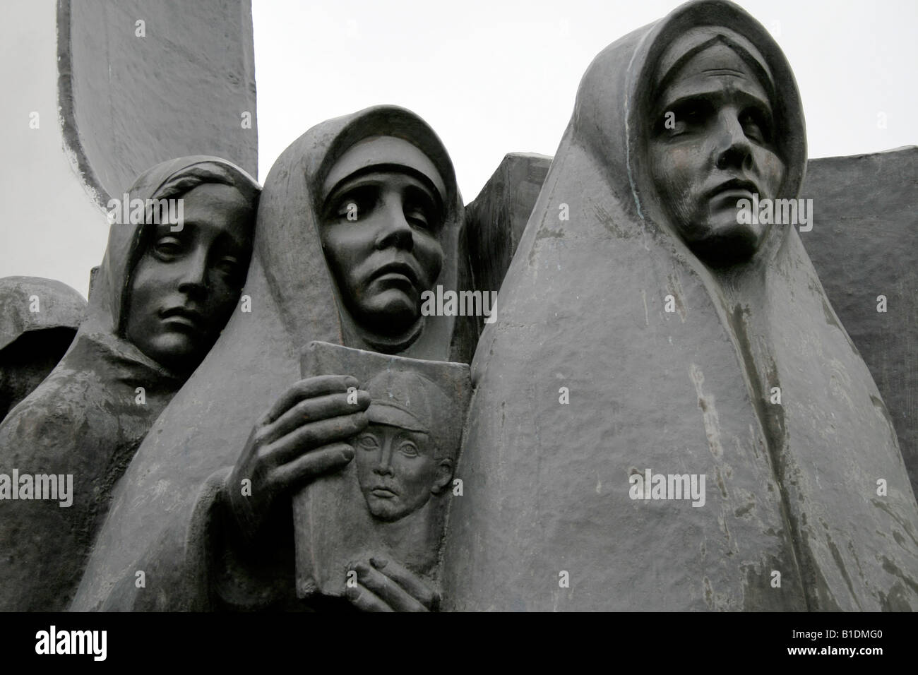 Minsk, Bélarus, septembre 2007 deuil mères et épouses. Un détail du monument à la mémoire du soldat de la guerre afghane Banque D'Images