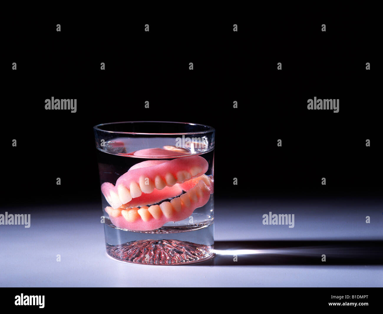 Dentier dans un verre Photo Stock - Alamy