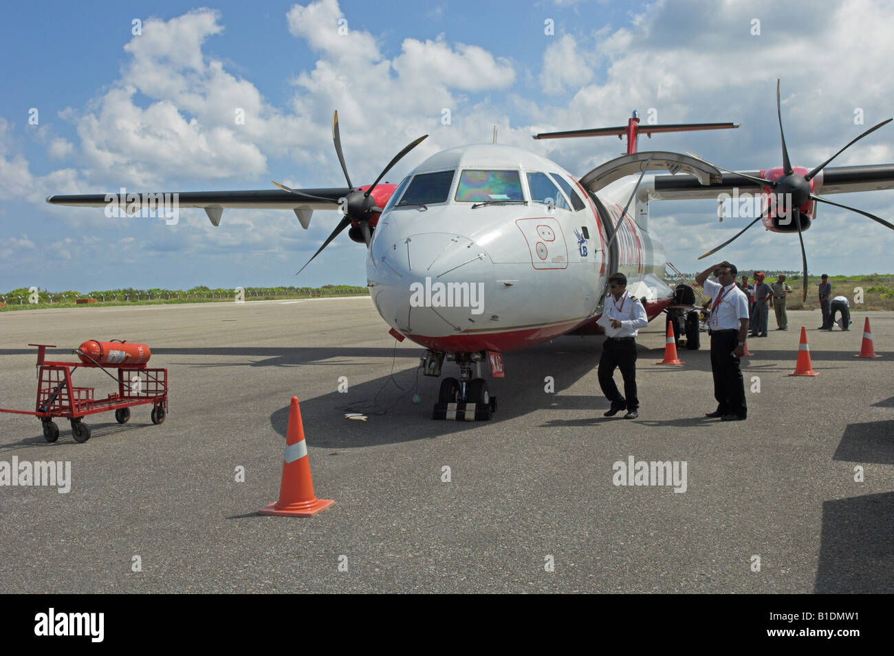 ATR turbopropulseurs Twin 212d'un avion de la compagnie aérienne Kingfisher sur la piste le débarquement des passagers Agatti Island Inde Lakshadweep Banque D'Images