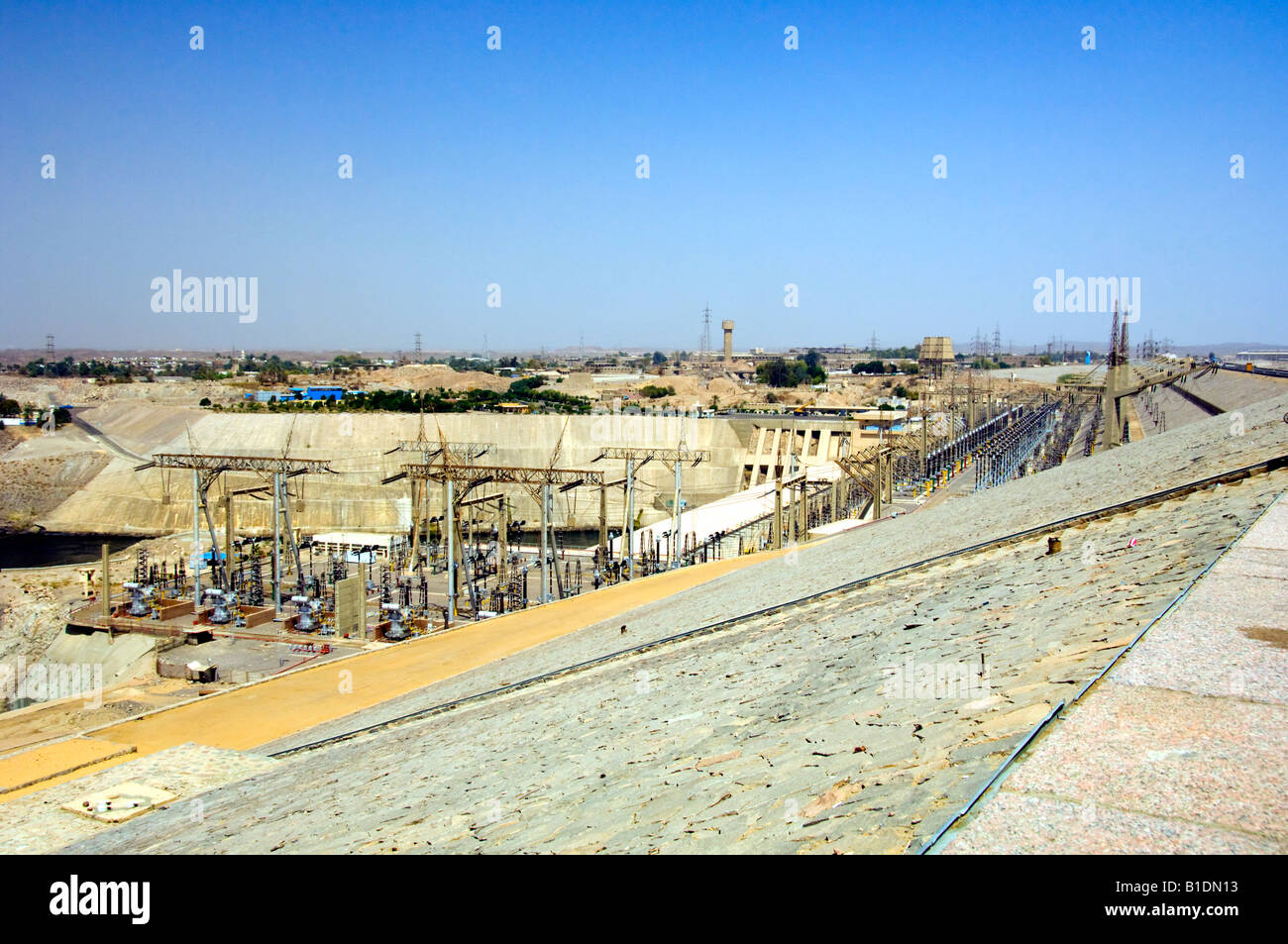 Le grand barrage d'Assouan fournit le contrôle des inondations et de l'hydroélectricité sur le nil en Haute Egypte Banque D'Images