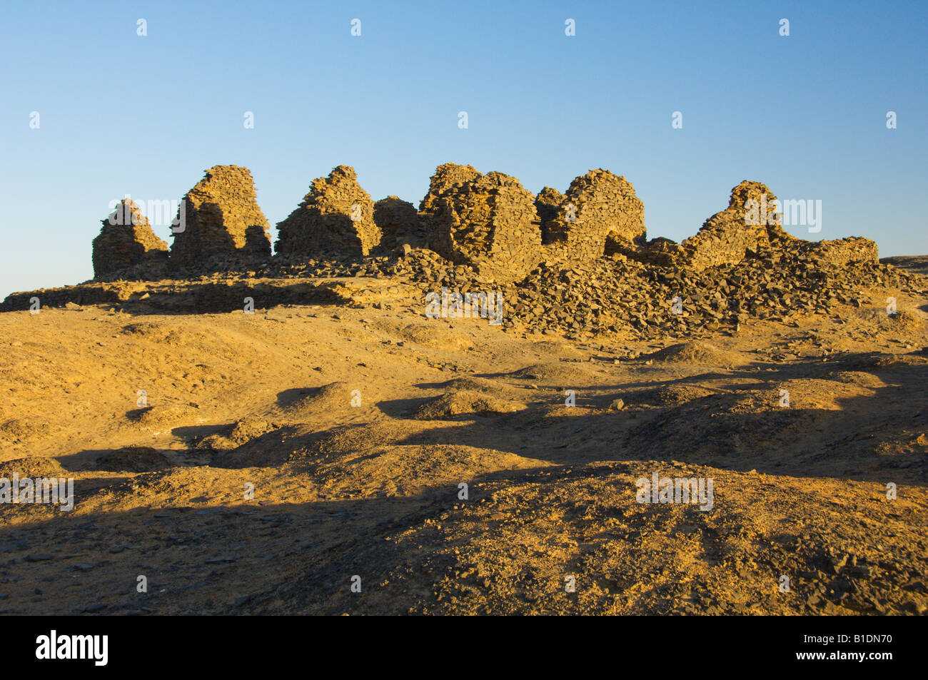 Les vestiges d'une forteresse sur la montagne Anglais près de Bawiti village de l'Égypte Oasis Baharya Banque D'Images