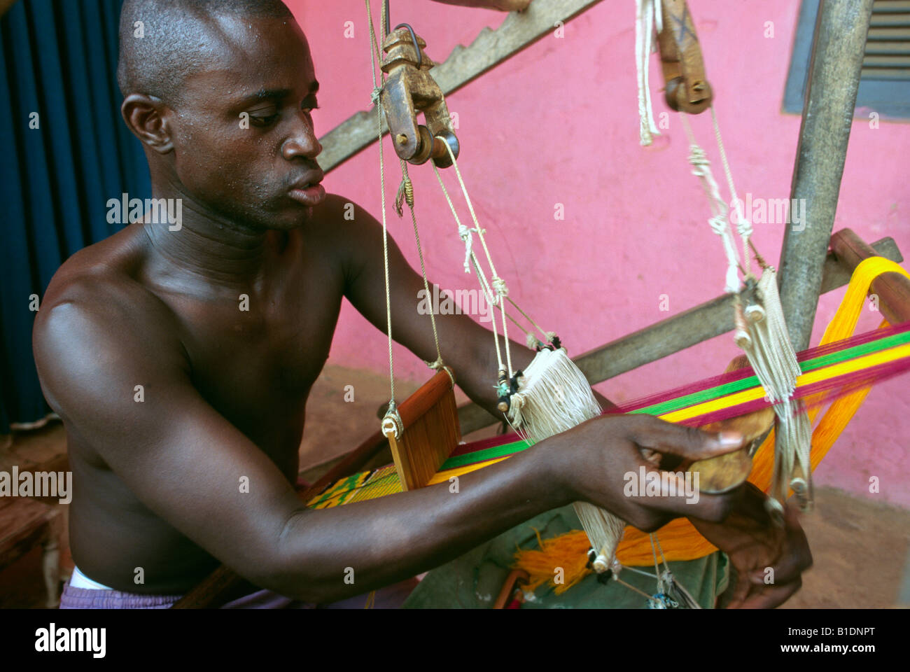 Un homme tissu Kente tisse sur un métier à tisser traditionnel, Bonwire, Ghana Banque D'Images