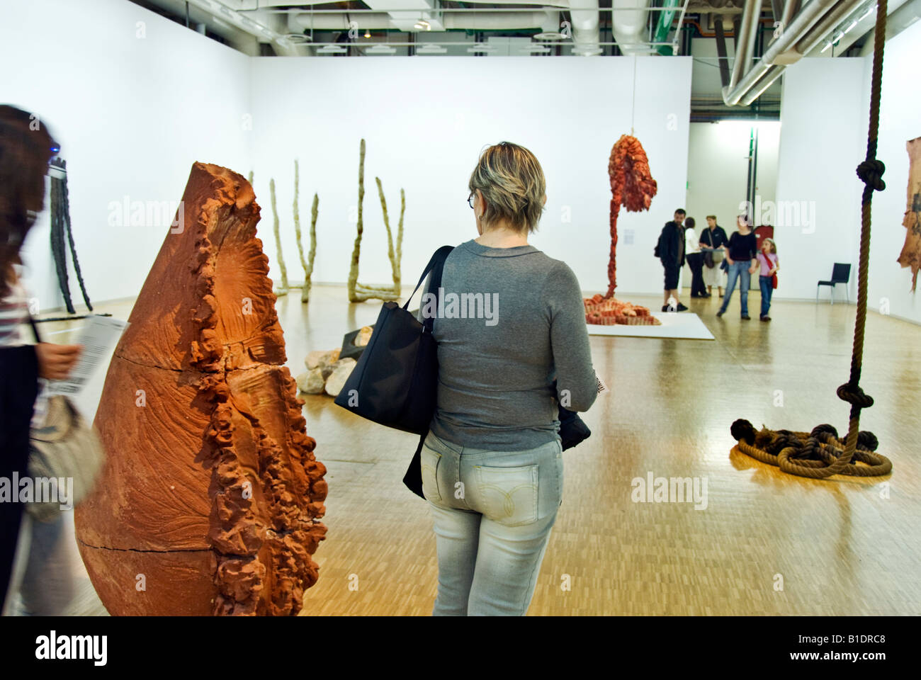Paris France, femmes à l'intérieur du 'George Pompidou Center' Musée d'Art moderne Beaubourg, Looking sculpture by 'Post Miniml' haut musée d'Art intérieur Banque D'Images