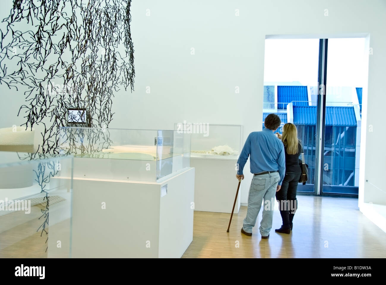 Paris France, deux personnes à l'intérieur du Centre George Pompidou, Beaubourg, Musée d'Art moderne, regarder de derrière, Galerie des modèles architecturaux, chambre, arrière Banque D'Images