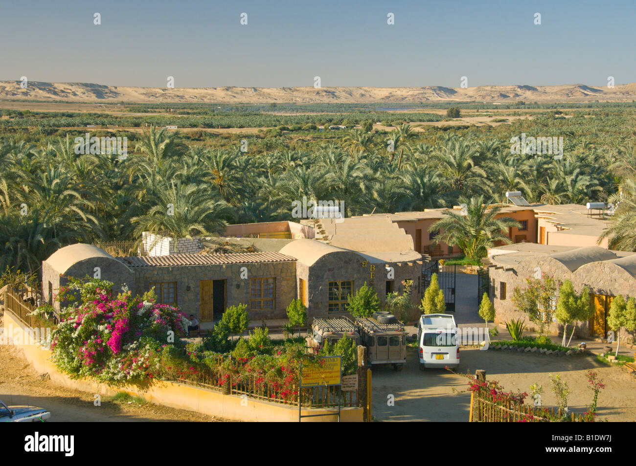 Une vue panoramique sur le désert de Baharya oasis du village de Bawiti Egypte Banque D'Images