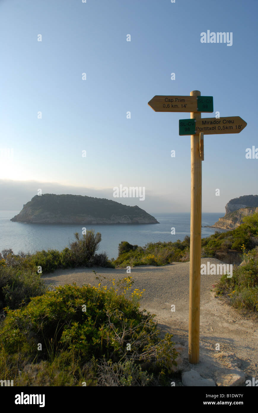 Vue depuis Cabo de San Martin de l'île de Portichol et Cabo de la Nao, Javea, Alicante Province, Comunidad Valenciana, Espagne Banque D'Images