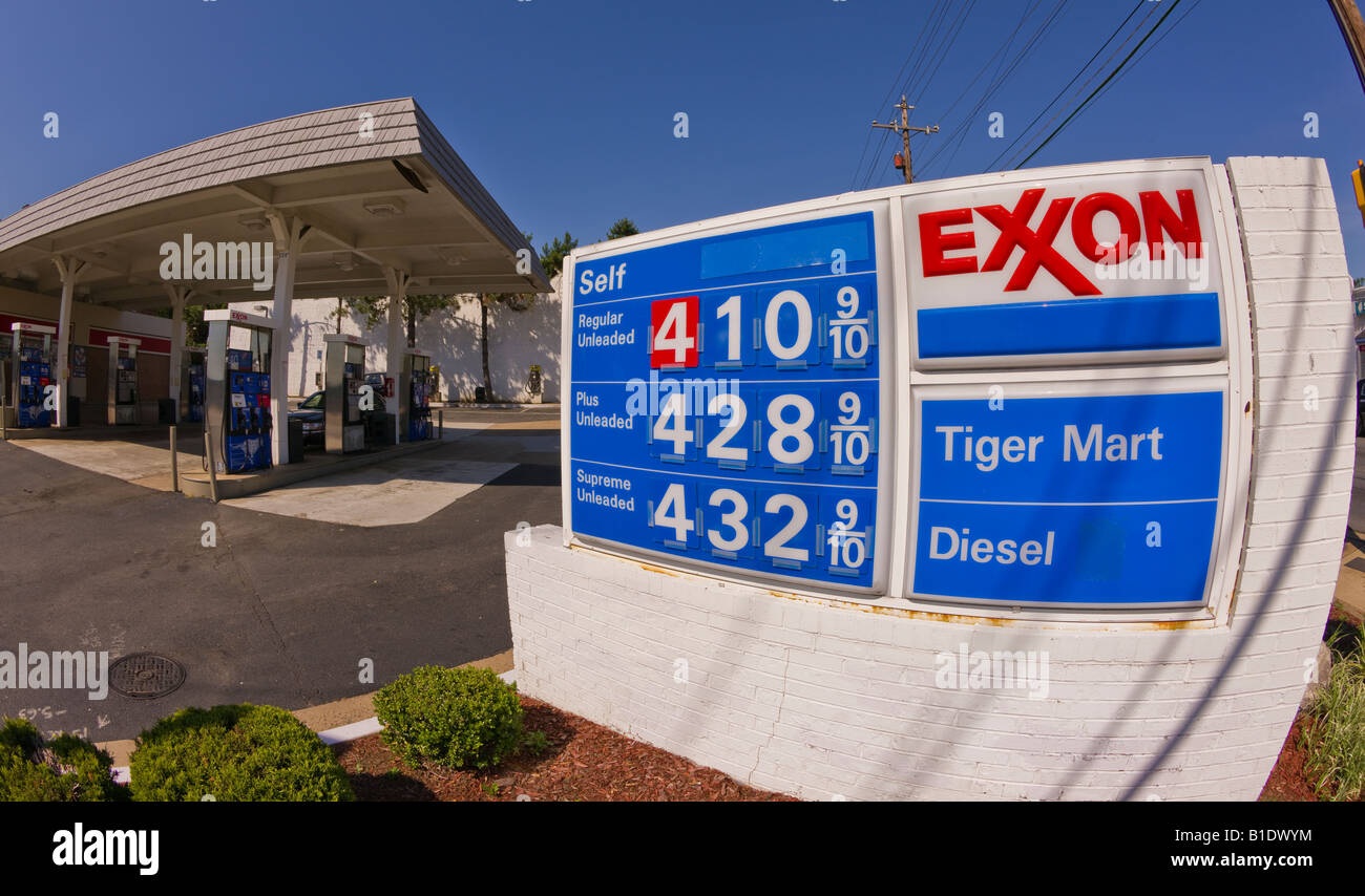 ARLINGTON VIRGINIA USA Prix de l'essence à la station-service Exxon signe le 12 juin 2008. Dans la zone métropolitaine de Washington, DC. Banque D'Images