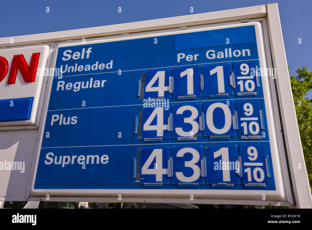 ARLINGTON VIRGINIA USA Prix de l'essence à la station-service Exxon signe le 12 juin 2008. Dans la zone métropolitaine de Washington, DC. Banque D'Images