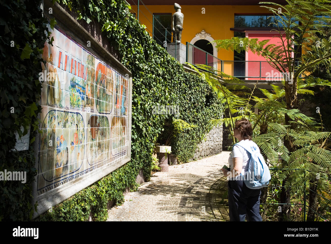 dh Monte Palace jardin tropical MONTE MADEIRA bâtiment du musée et touriste regardant le parc d'exposition d'histoire murale carrelée Banque D'Images