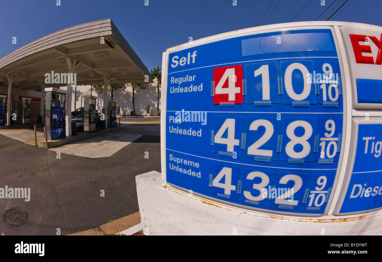 ARLINGTON VIRGINIA USA Prix de l'essence à la station-service Exxon signe le 12 juin 2008. Dans la zone métropolitaine de Washington, DC. Banque D'Images