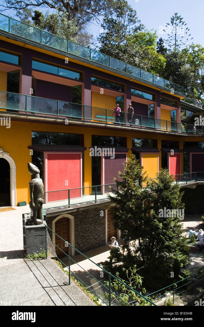 Dh Monte Palace Tropical Garden MONTE MADEIRA Museum building African art sculpture et les touristes sur balcon Banque D'Images