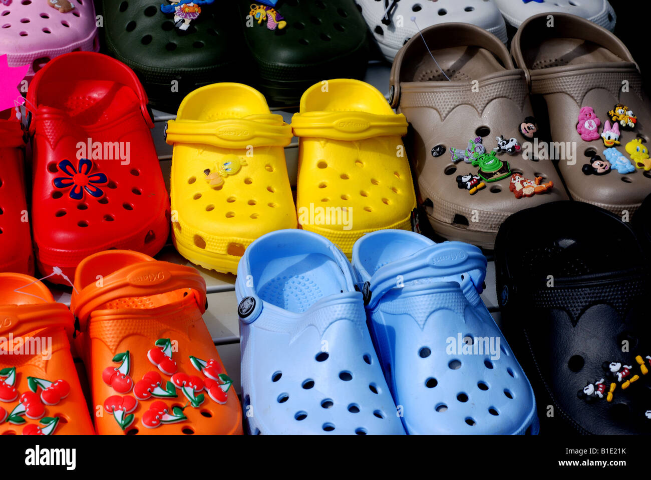 Crocs footwear Banque de photographies et d'images à haute résolution -  Alamy