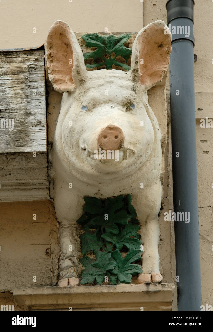 Une sculpture d'un cochon au-dessus d'une ferme boucherie à Folkestone, Kent Banque D'Images