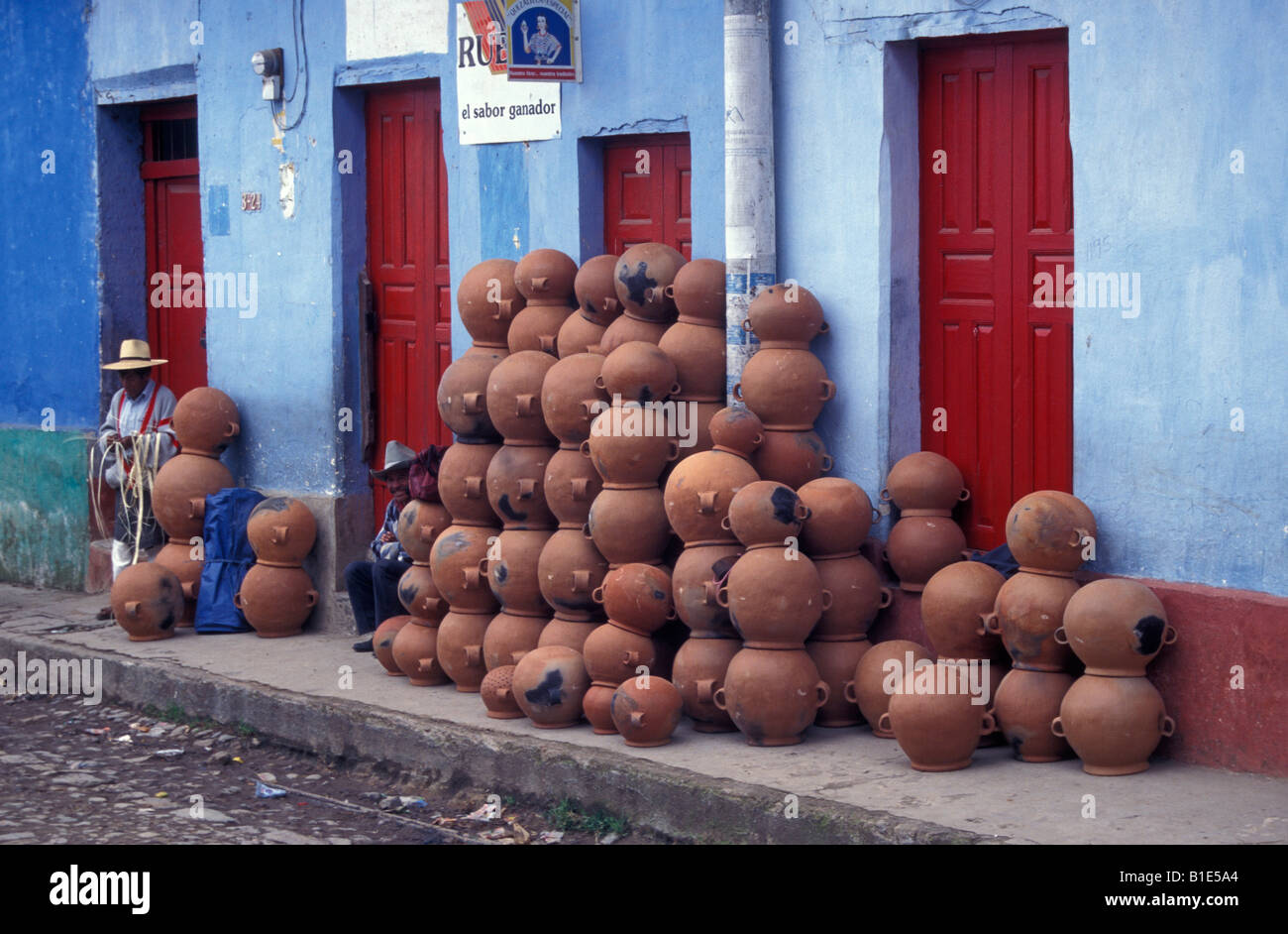 Vente de poterie à hommes maya le marché du dimanche à Chichicastenango, Quiché, Guatemala Banque D'Images