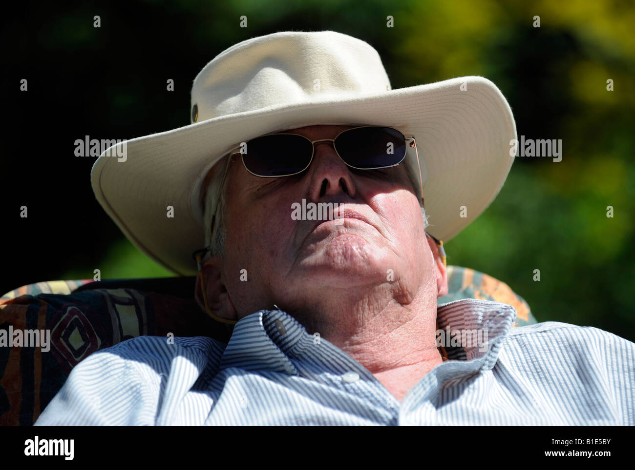 Personnes âgées UN HOMME BRITANNIQUE de dormir dans son jardin à l'arrière,ANGLETERRE,UK. Banque D'Images