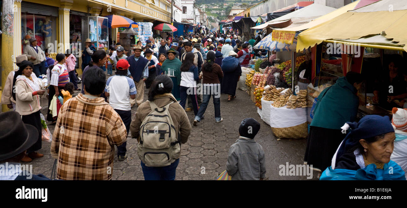 Rue animée de la ville d'Otavalo, au nord de l'Équateur, en Amérique du Sud Banque D'Images