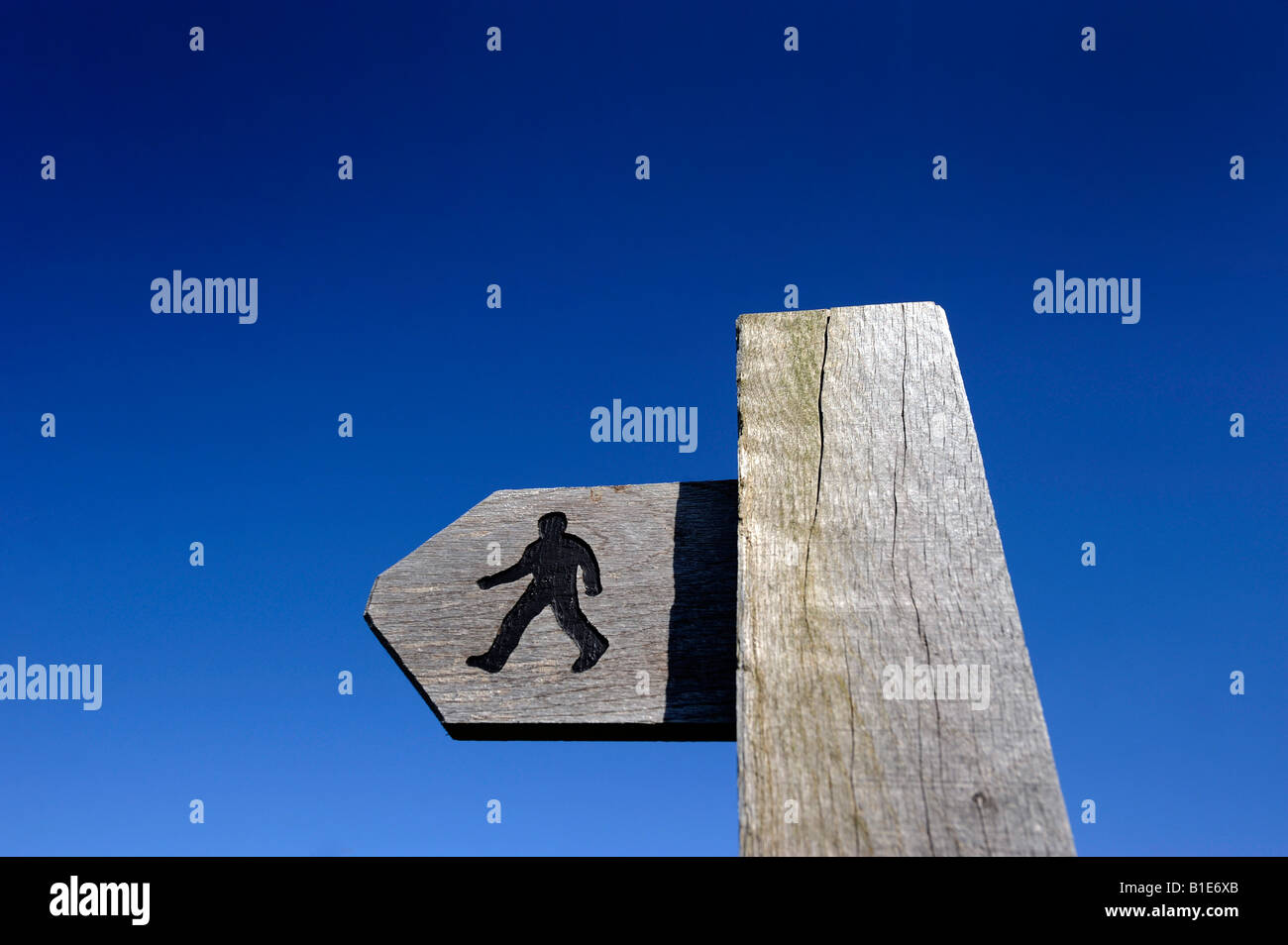 Un sentier public DIRECTION PANNEAU,ANGLETERRE,UK,DROIT DE PASSAGE.UK Banque D'Images