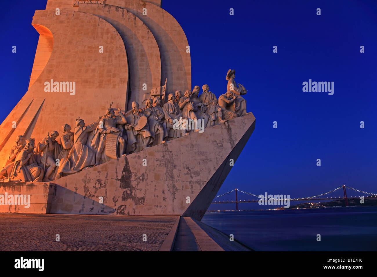 Padrao dos Descobrimentos la nuit, les professions maritimes memorial, Lisbonne, Portugal Banque D'Images